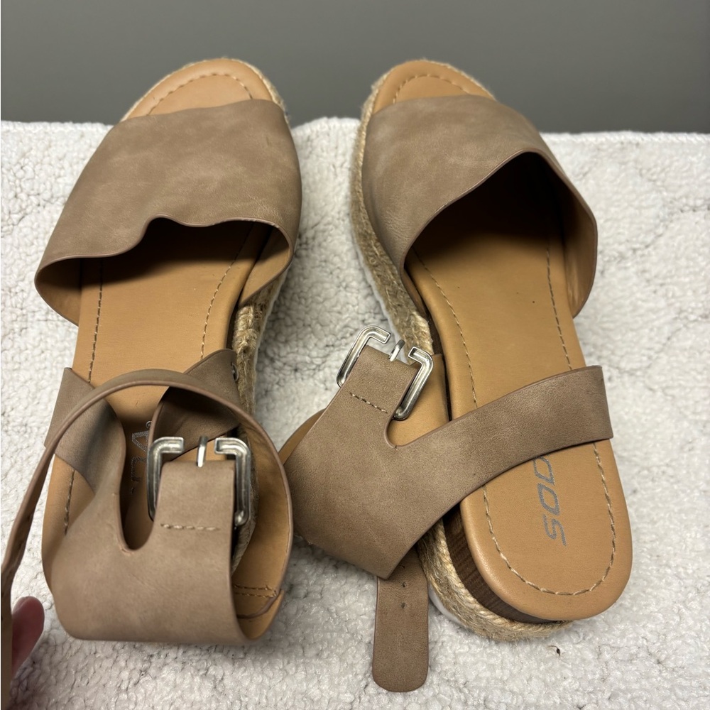 Sleek Tan Sandals